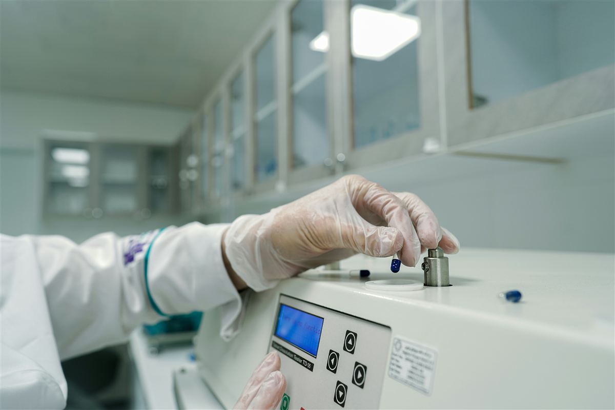 Quality testing of capsules in a pharmaceutical lab